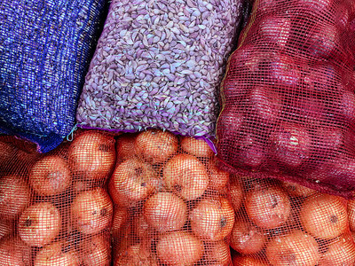 用于批发市场的彩色网袋农业产品工背景图片