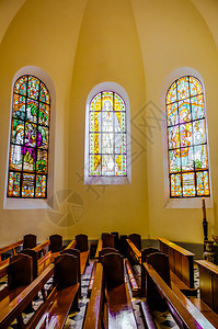2014年6eb014daltvienamdltchderl高天顶花板以旧木椅和墨水玻璃窗形成黄色的祈祷厅图片