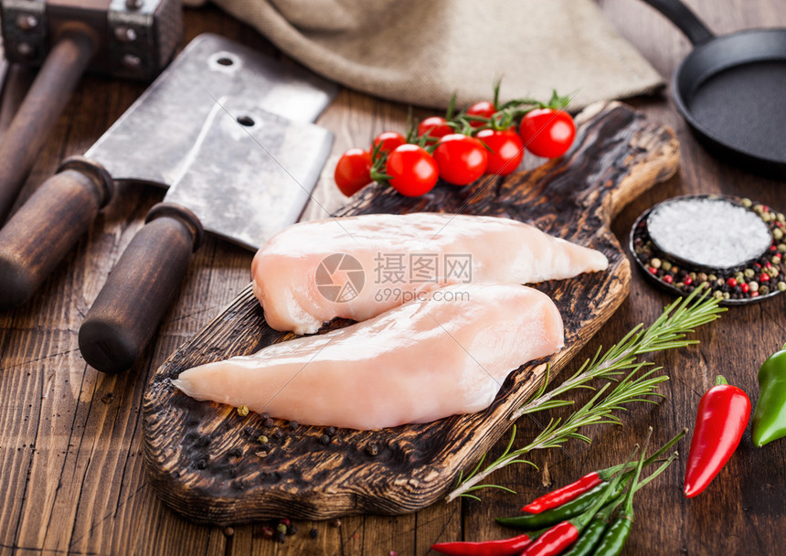 古董板上鲜生有机鸡片胸肉和香料木本底有草药图片