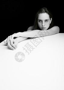 美丽的女孩用优雅手白色立方体在黑背景图片
