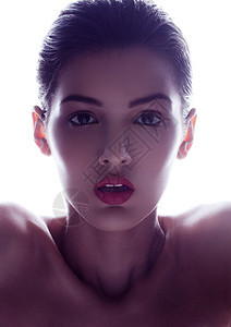 白色背景上红唇的美容化妆时装模型工作室照明图片