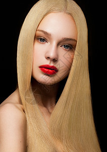 美时装模特肖像有闪亮的金发型黑色背景有红嘴唇图片