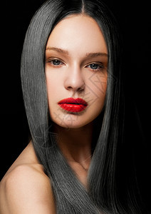 美时装模特肖像有闪亮的黑褐色发型背景有红嘴唇图片