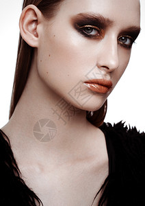 珠宝广告美容时装模型金黑色化妆品完美的皮肤穿着白色背景的毛皮外套背景