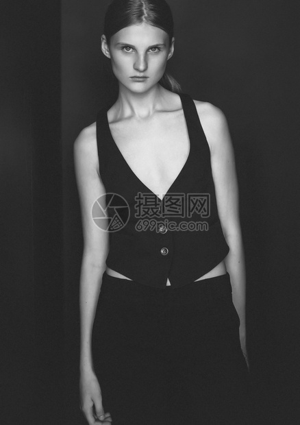 模拟测试年轻漂亮的时装模特身穿黑色衣背景图片