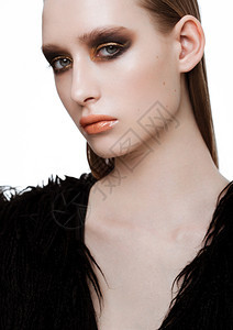 美容时装模型金黑色化妆品完美的皮肤穿着白色背景的毛皮外套图片