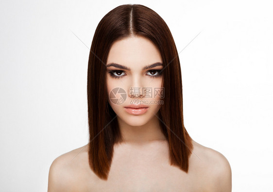 褐色发型和粉红嘴唇的模特图片