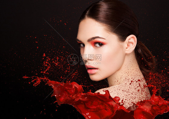 红色颜料喷洒在美女模特身上图片