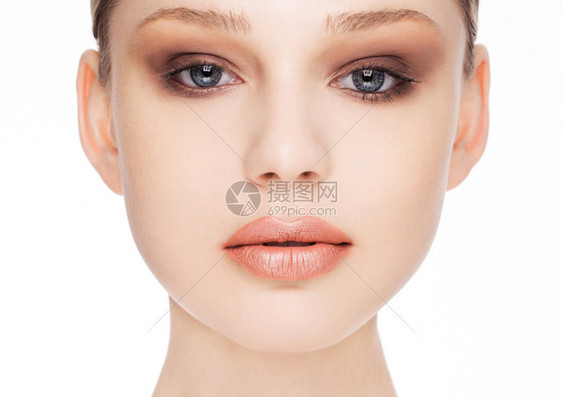 美时装模特肖像天然化妆皮肤护理水疗和红嘴唇图片