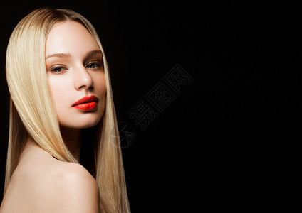 黑色背景中的金发红唇的美女模特图片