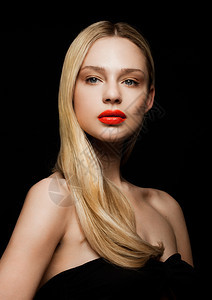 黑色背景中的金发红唇的美女模特图片