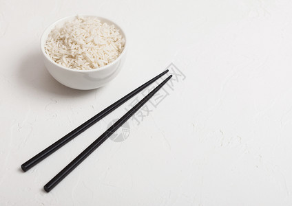 白碗加煮的有机巴斯马提茉米饭白底黑筷子图片