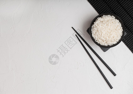 白碗有煮的机巴斯马蒂茉米饭白底的竹子垫上有黑筷图片