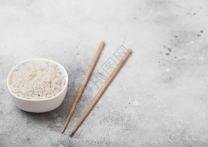 白碗加煮的有机巴斯马提茉米饭白底的木筷子图片