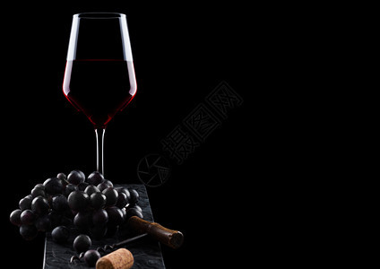 玻璃红葡萄黑色旧的软木瓶开器黑底木板上的软图片