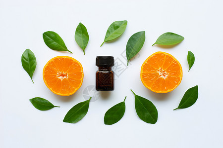 含新鲜柑橘水果和白底绿叶的橙色基本油图片