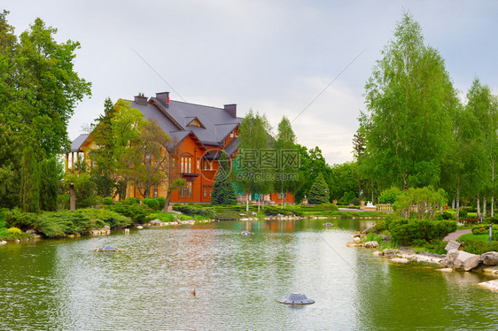 前面的大木屋和池塘Mezhyirakevuraine图片