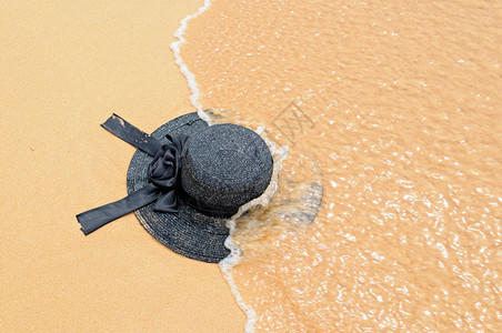 沙滩上的太阳帽暑假旅行和期图片