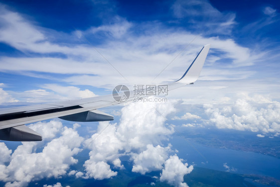 飞机在云层上空飞行图片