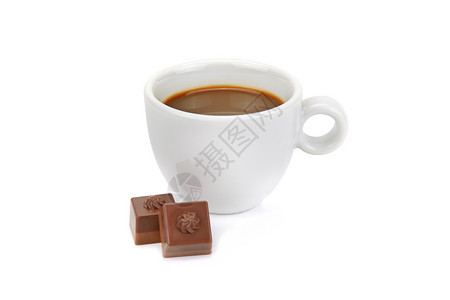 咖啡杯和巧克力糖果孤立在白色背景图片