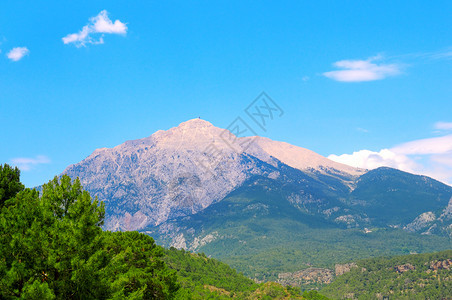 山顶的奥林波斯turkey对着蓝色的天空景和美丽的象图片