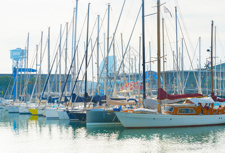 西班牙巴塞罗纳港的著名湾码头游艇图片