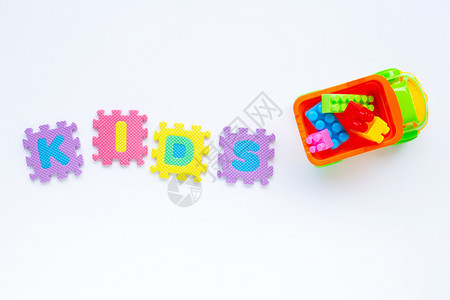 彩色儿童玩具与字母儿童拼图块白色背景图片