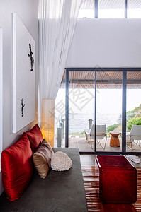 2014千兆克朗塔KrabiThlnd室内白色现代最低客厅内有彩色家具图片框黑沙发有亚洲风格的枕头和红丙烯酸表格现代简单清洁的室图片