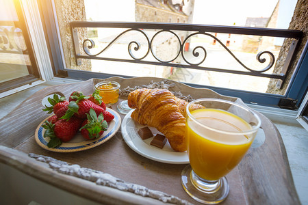 早餐美味的法国城堡的景色草莓和牛角面包早餐图片