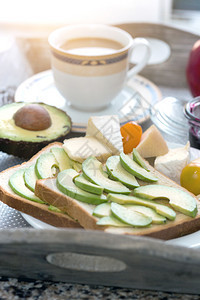 美味的法国早餐咖啡和鳄梨三明治图片