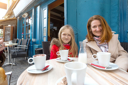 在法国咖啡馆的母亲和女儿图片