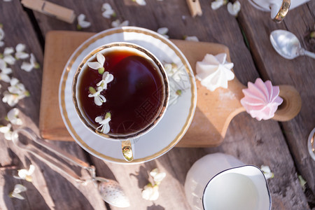 一杯茶蛋白和木本底的鲜花图片