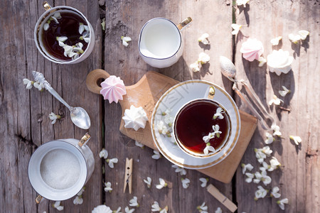 一杯茶蛋白和木本底的鲜花图片