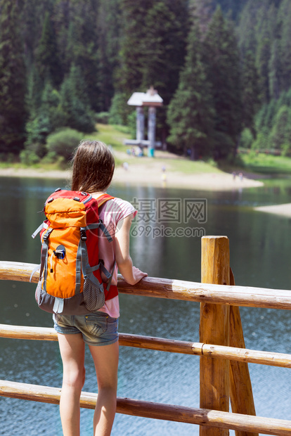 旅游女孩和山上观光者在湖面的协同喀尔巴阡乌黑美景图片