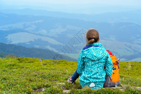 游客女孩在山区观光风景图片