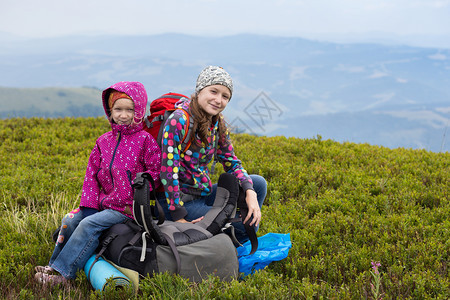 游客女孩在山区观光风景图片