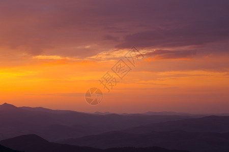 在日落时的喀尔巴阡山中有许多岳图片
