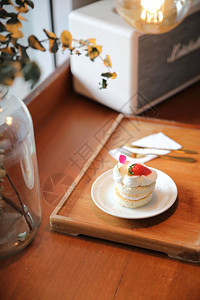 木制桌上草莓蛋糕甜点图片