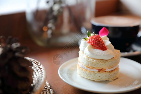 木制桌上草莓蛋糕甜点图片