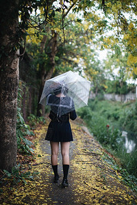 学生雨中摄影写真图片