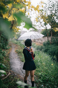 学生雨中摄影写真图片