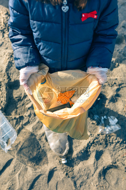 展示从沙滩上收集的垃圾袋图片