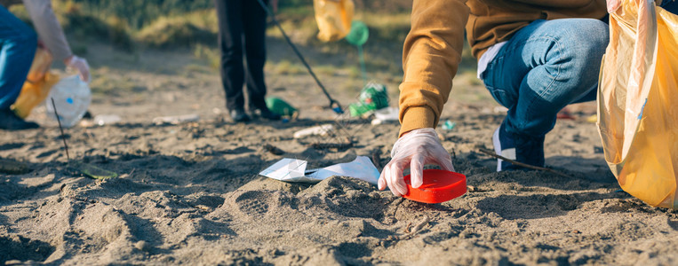 一群志愿者在海滩上捡垃圾图片