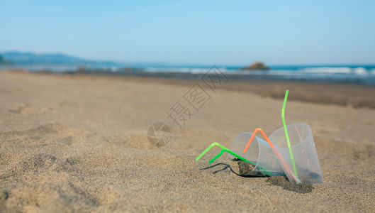 海滩上的塑料杯图片