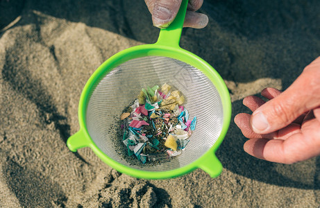 沙滩上的微塑胶图片