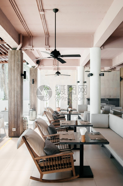 2014年5月日04年月2日泰国Krabi亚裔豪华酒店风格餐厅配有当代木制家具摇椅桌枕头和最低装饰图片