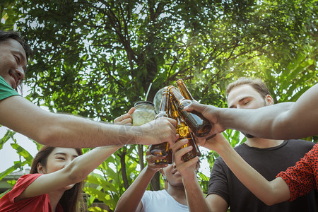 一群人喝啤酒欢呼图片