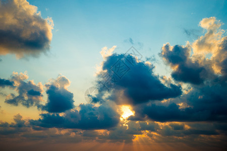 日落阳光照耀天空云彩太阳照耀背景图片