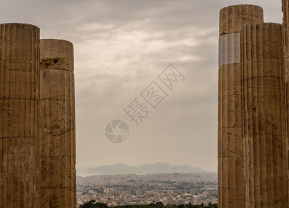 卫城上的圆柱环绕着雅典城雅典卫城哥伦布在暴风雨中勾勒出雅典的轮廓图片