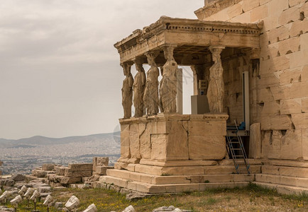 古老的迦勒希翁或亚乌姆寺庙的迦勒希恩古老雕像位于雅典的亚勒希翁或姆的门廊图片